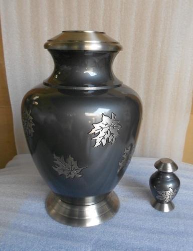 Arcadia Maple With Leaf Cremation Urn