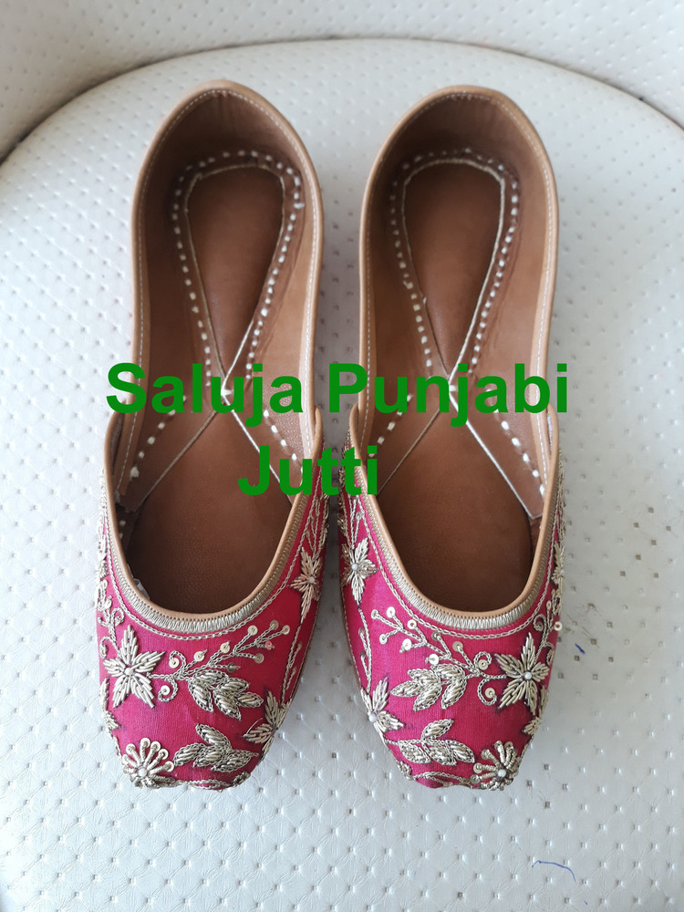 Majenta Multi Color Embroidered Jutti