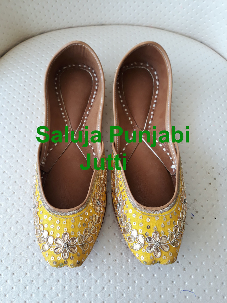 Yellow Mojri Ethnic Jutti