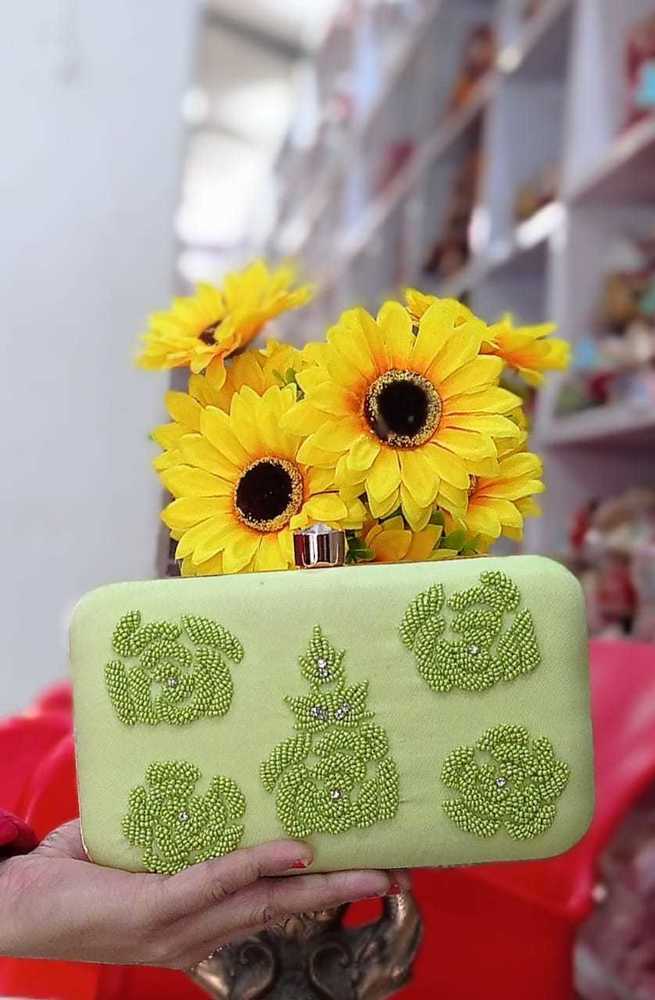 Pista Ethnic Clutches Online