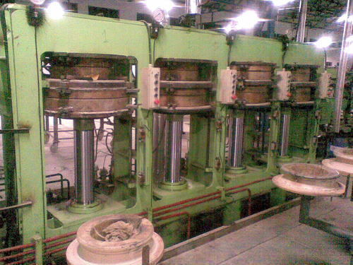 TIRE CUIRING PRESS