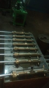 Double End Hydraulic Cylinder Capacity: 20 Ton/day