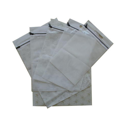 D Cut Zipper Bag