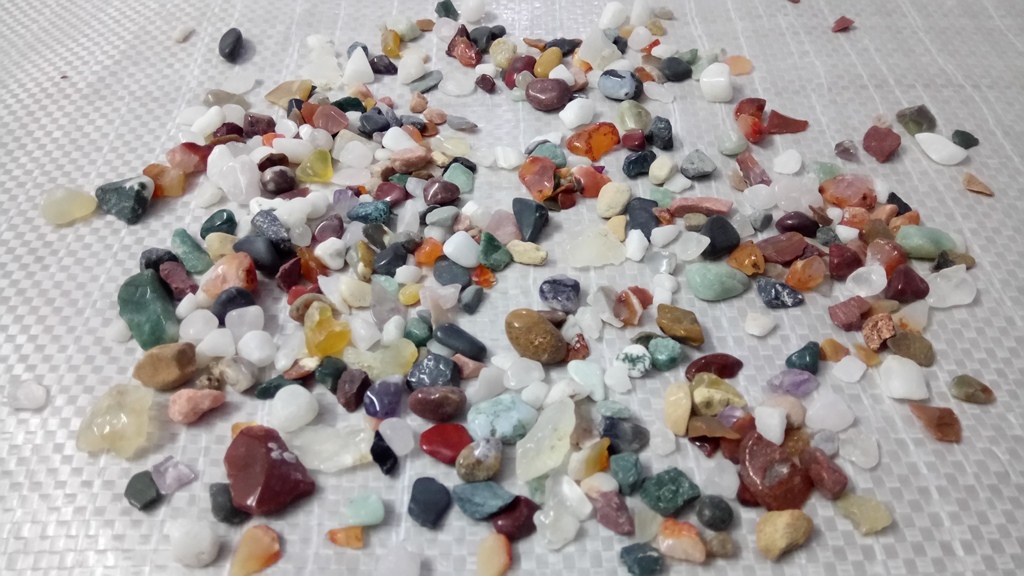 Solid Mix color aquarium special grade 7-15 mm agate stone natural chips with machine polished pebbles