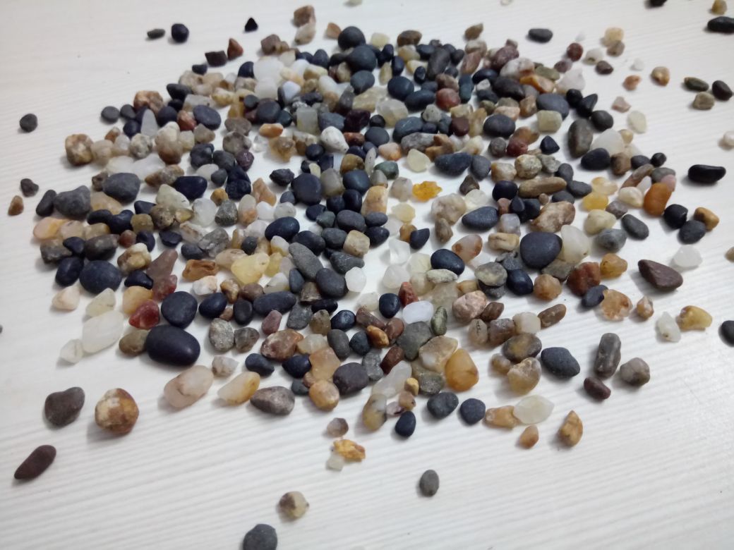 Indian Exporter Mix Small Round Pebbles Stone for pebble wash epoxy flooring