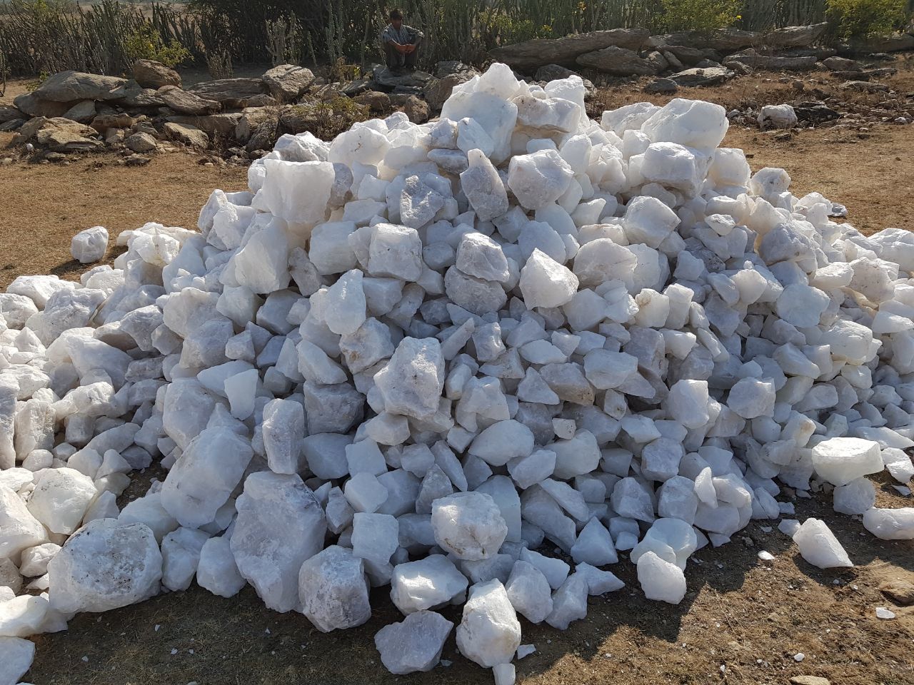 factory Direct Supply Snow White Quartz Big Rocks Lumps and Aggregate bulk supply export