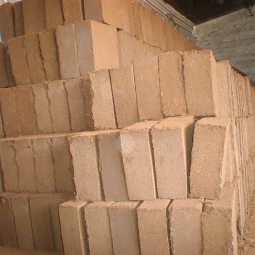Coir Pith Blocks - Variable Dimensions, 10-15% Moisture Content, PH 6.0-7.0 | Eco-Friendly, Long Shelf Life, Nutrient Absorption, Water Retention, Soil Substitute