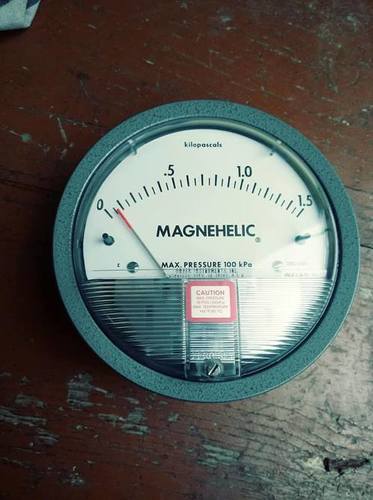 Dwyer Magnehelic Differential Pressure Gauge Model 2000-0.5KPA