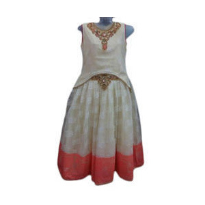 बच्चों ने इंडो वेस्टर्न ड्रेस की कढ़ाई की