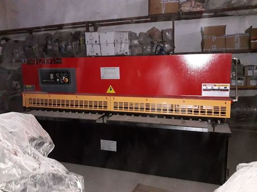 Hydraulic shearing machine