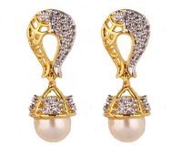 Poised Pearl Earring