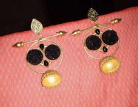 Kriss Cross Earring Gender: Women