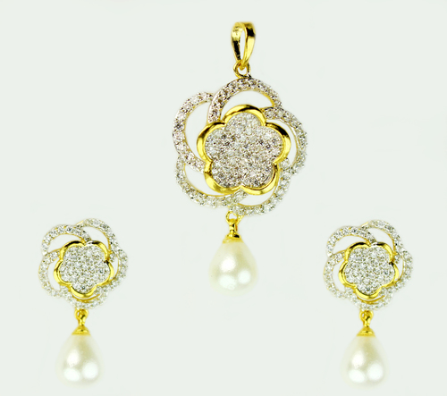 Floral Pearl Pendant Set Gender: Women