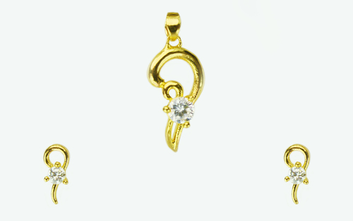 Sparkle Shell Pendant Set - Yellow Gold Tone, 10-20 Grams | Exquisite Design with American Diamonds and Pearls, Perfect for Anniversaries and Weddings