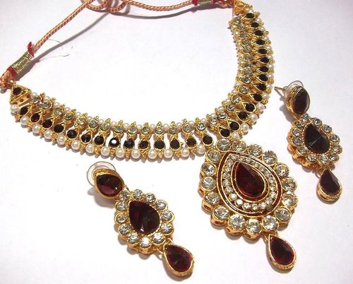 Maroon Pearl Dulhan Necklace Set - Brass Kundan Mina Necklace 20 Inches Pendant 4 Inches Earrings 4.4 Inches | Royal Look for Weddings Engagements and Parties