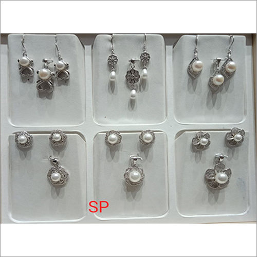 Ladies Pearl Pendant Set