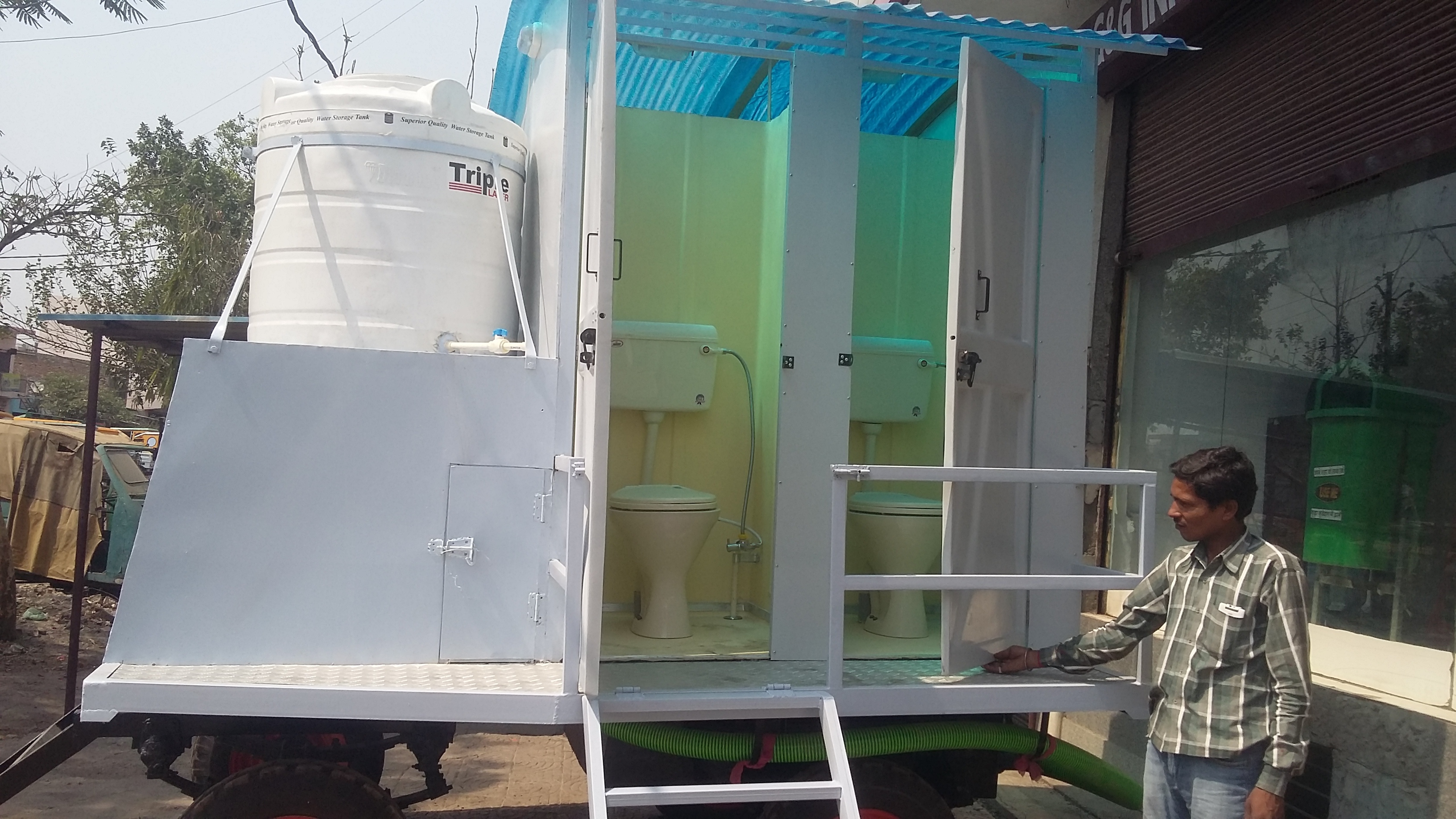 Bio mobile toilet van 4 seater