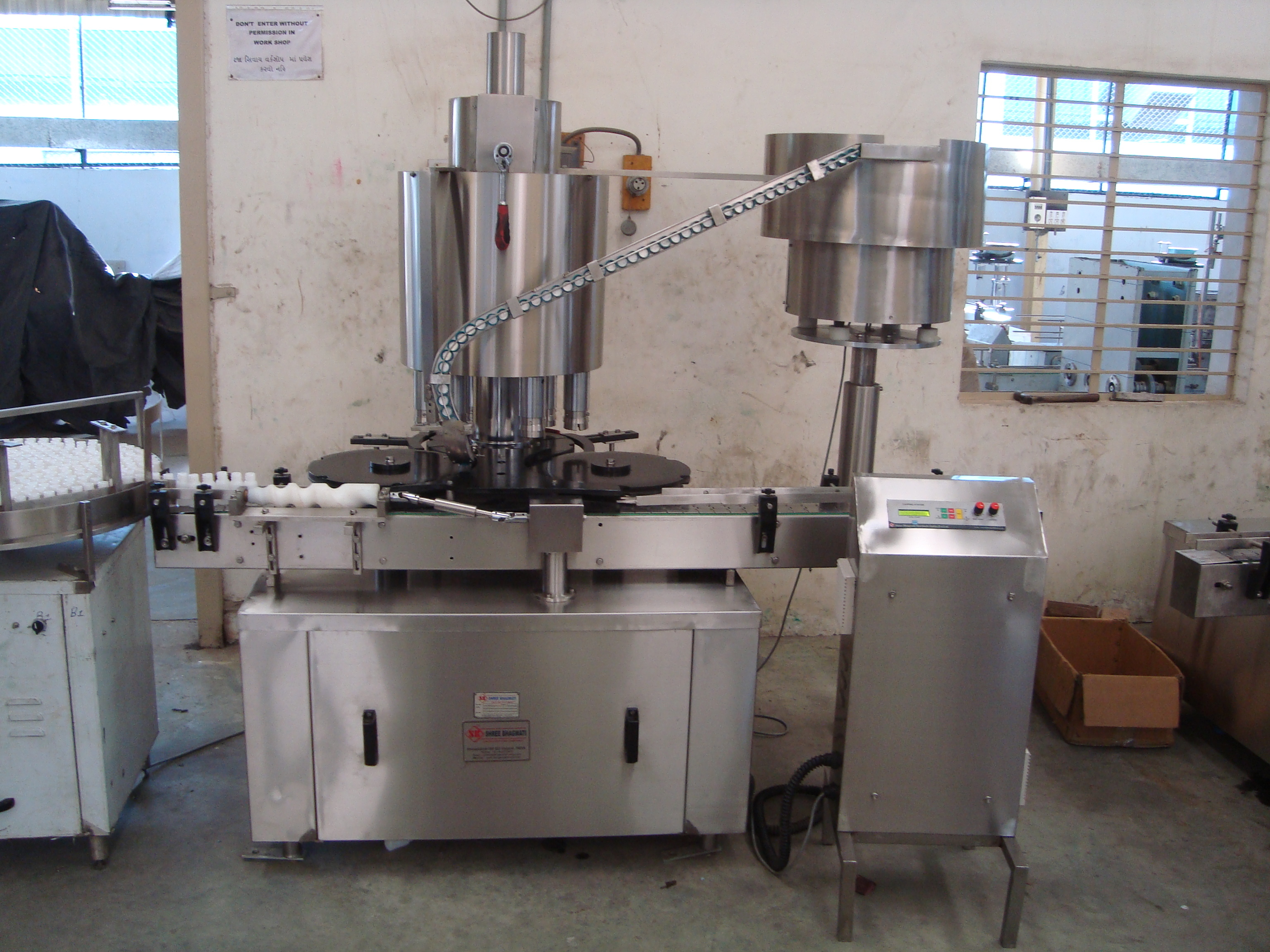 AUTOMATIC FOUR HEAD SCREW CAPPING MACHINE