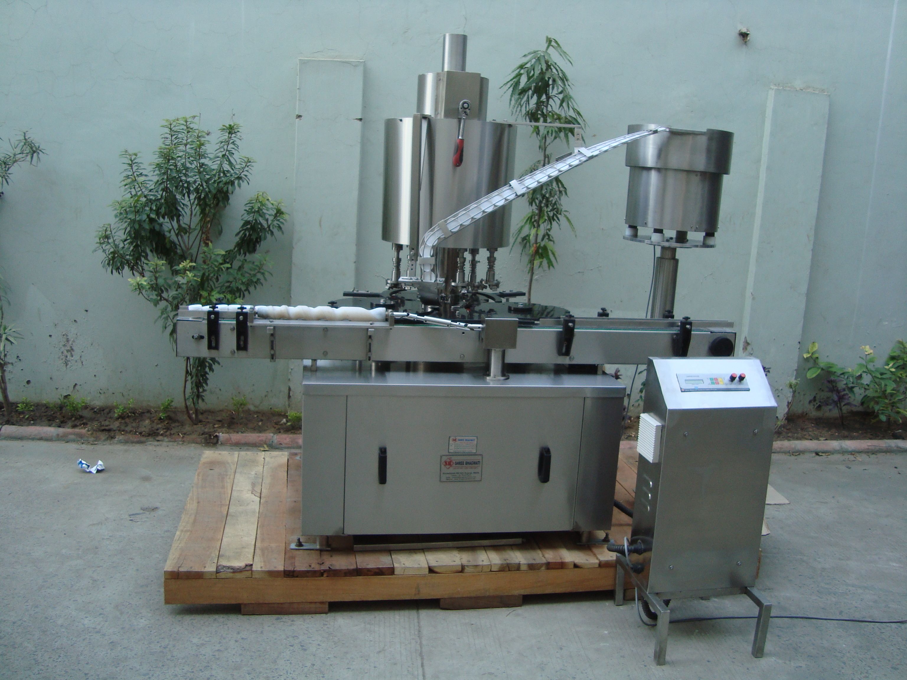 AUTOMATIC FOUR HEAD SCREW CAPPING MACHINE