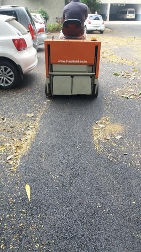 राइड ऑन बैटरी से चलने वाला स्वीपर