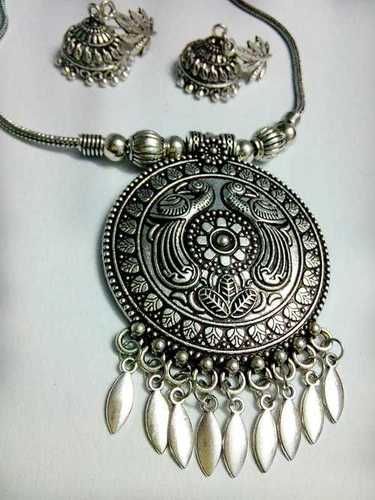 Designer Metal Necklace Gender: Women