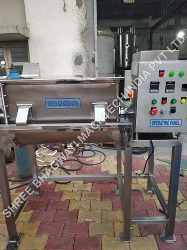 Ribbon blender machine