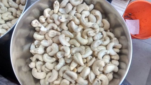 Cashew Nut - Kidney-Shaped, Varied Sizes, Off-White | Healthy Snack, High Quality, Rich Flavor, Versatile Use, Wholesome Food