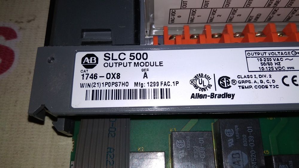 ALLEN BRADLEY OUTPUT MODULE 1746-OX8 A