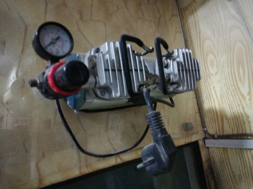 Air Compressor - Aluminium Body 6x4 cm Silver Color | 5 kg Weight 1 Km/hr Speed 6 Month Warranty Industrial Usage