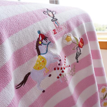 Applique knitted blanket