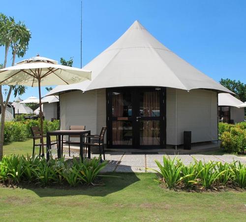 Resort Safari Tent Capacity: 5+ Person