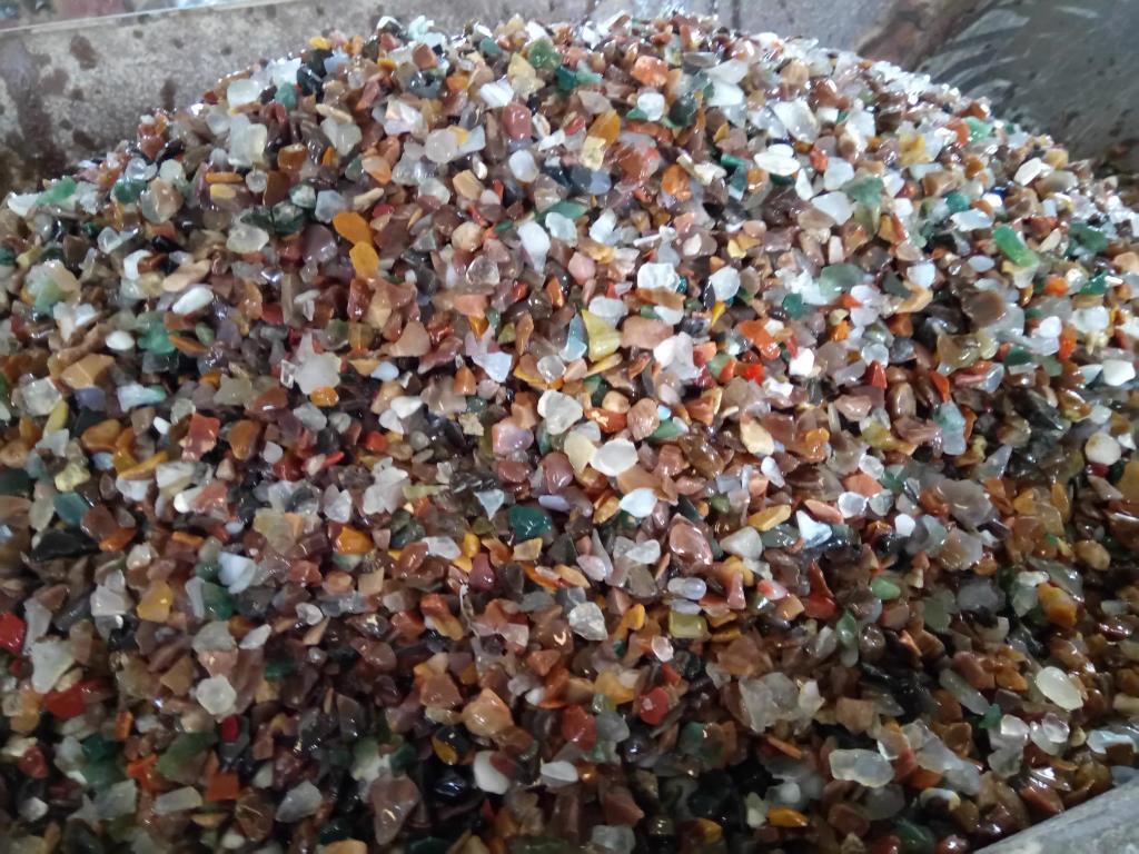 gemstone crushed chips and machine polished stone beads