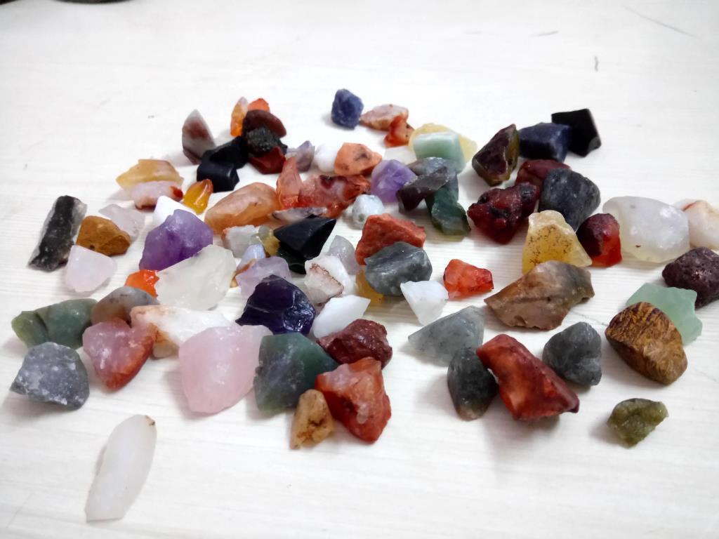 gemstone crushed chips and machine polished stone beads