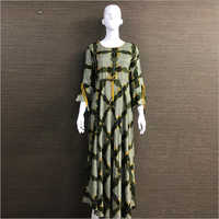 विभिन्न रंगों में उपलब्ध लेडीज़ डिज़ाइनर स्लीव फुल लेंथ कुर्ती