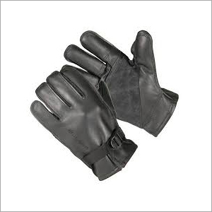 काले चमड़े के दस्ताने