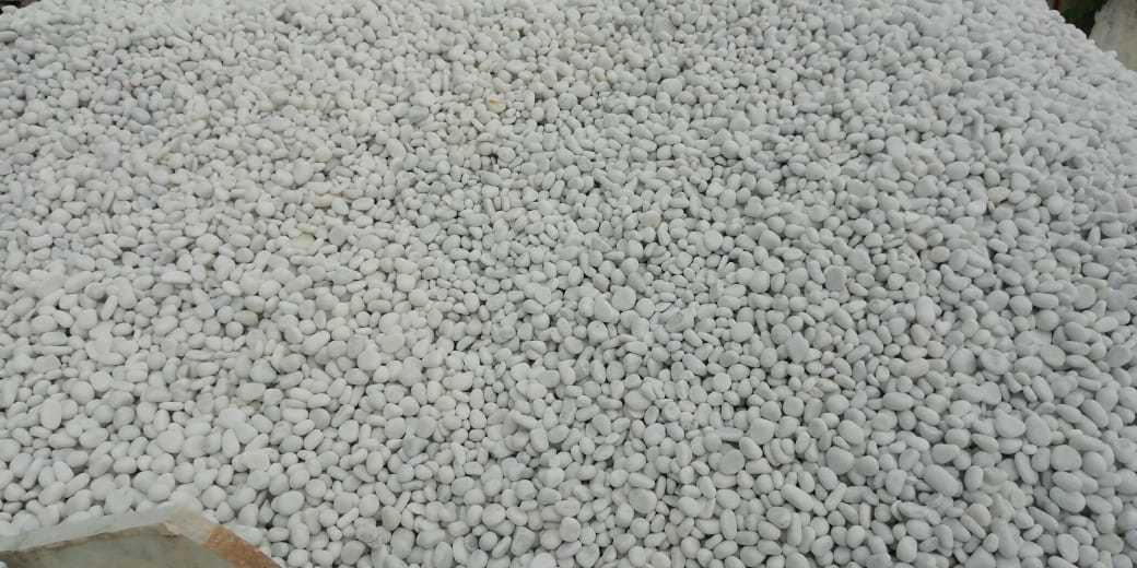 beauty full garden decoration used snow white marble round pebbles and gravels for decoration