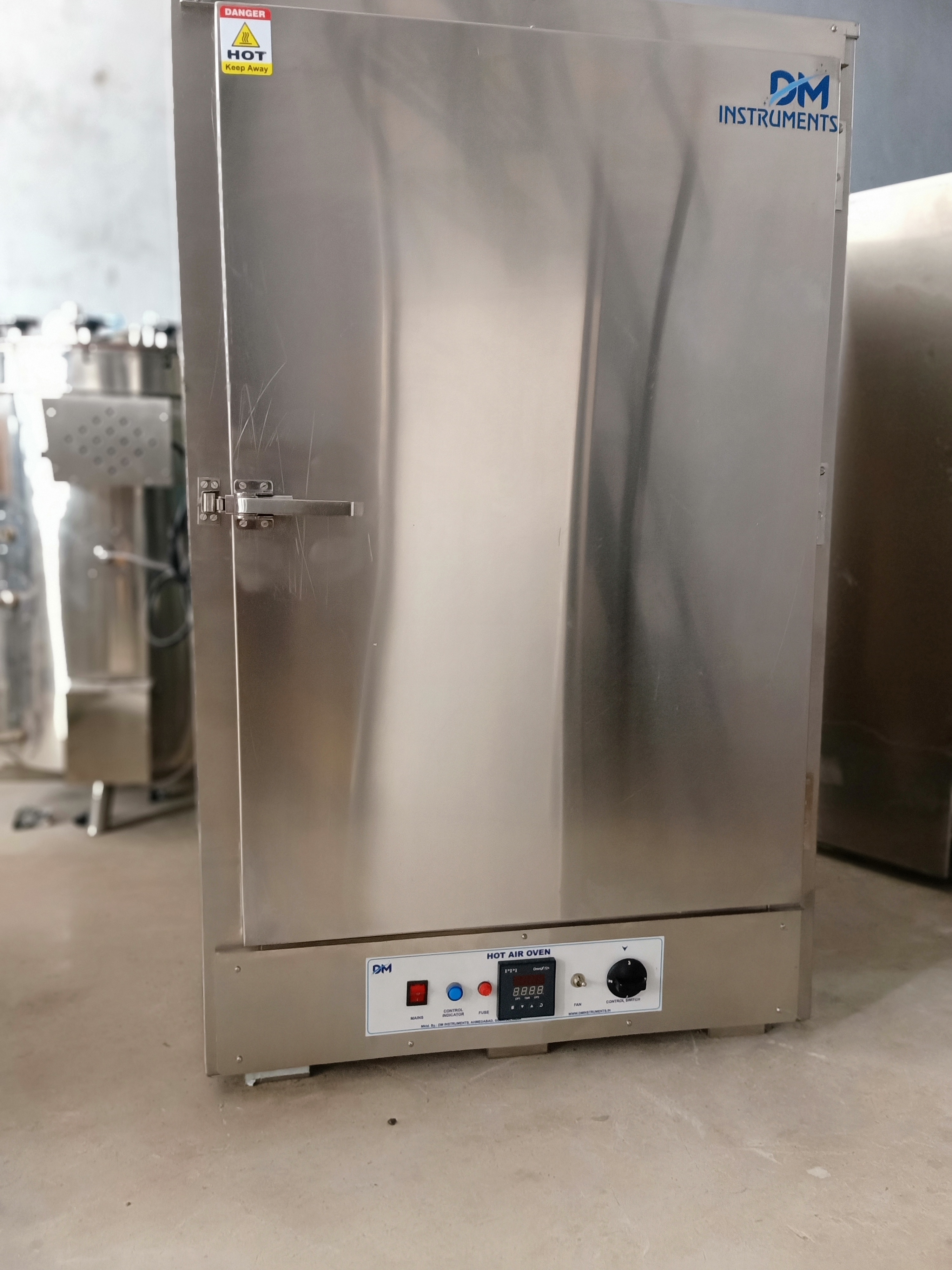 LABORATORY HOT AIR OVEN