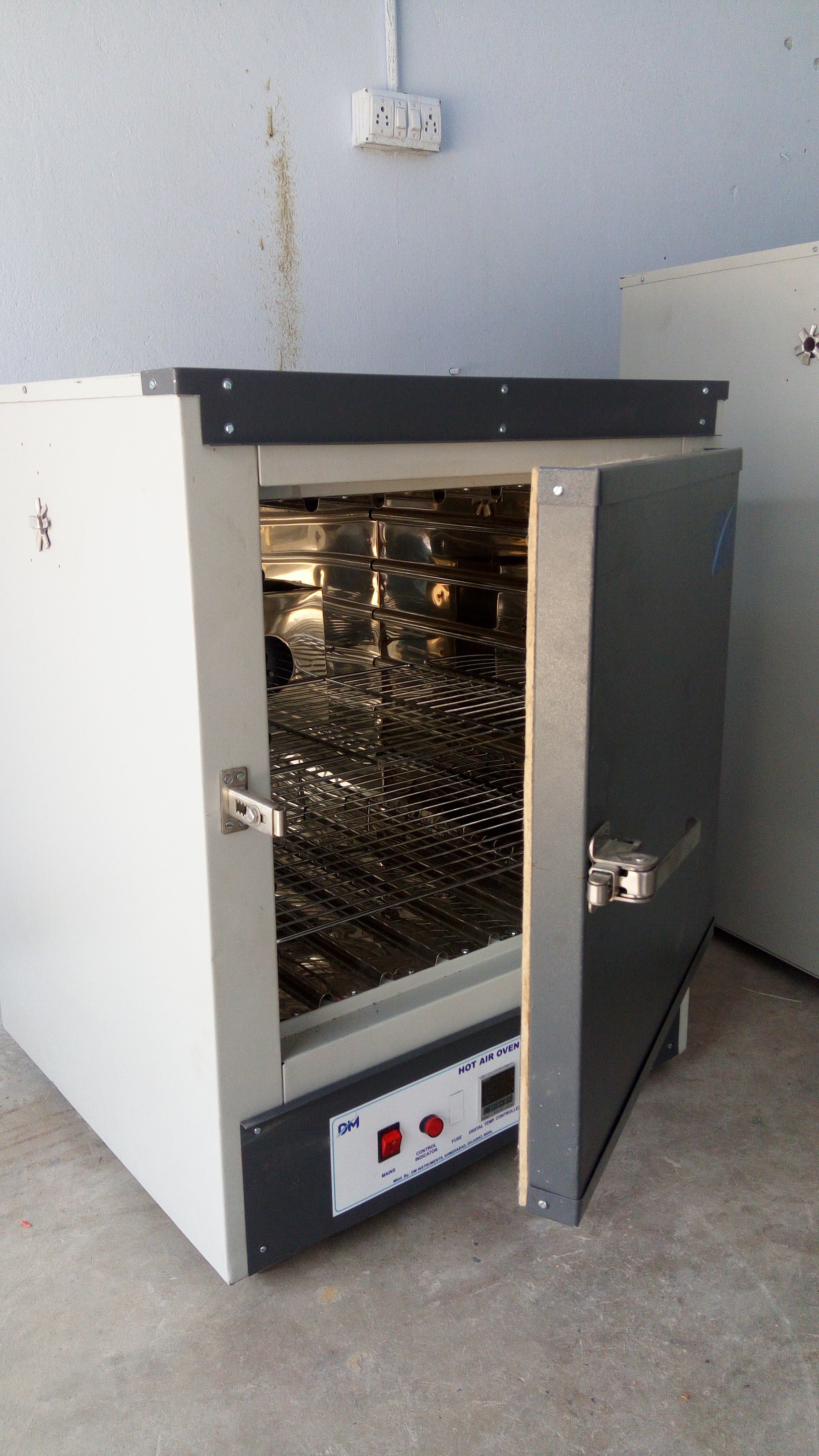 LABORATORY HOT AIR OVEN