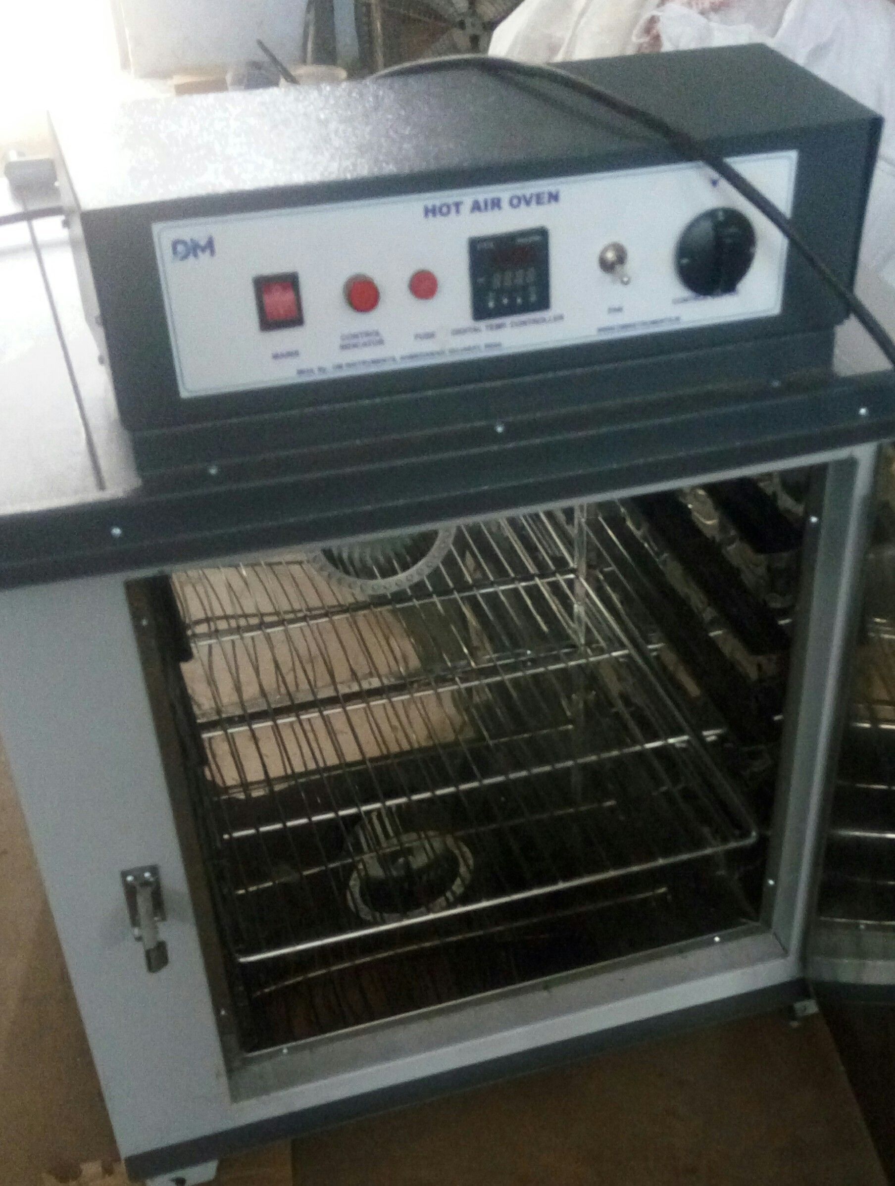 LABORATORY HOT AIR OVEN