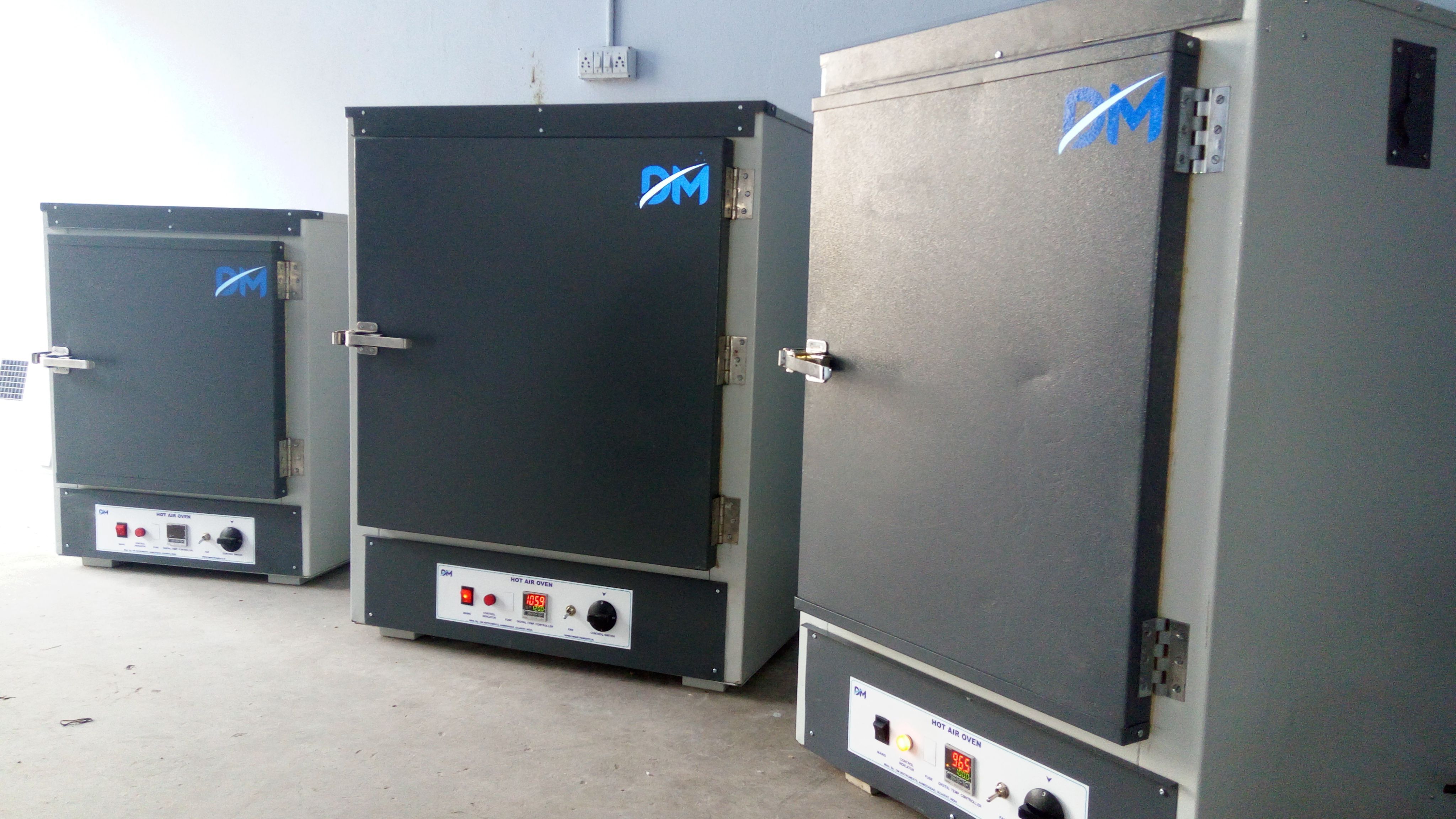 LABORATORY HOT AIR OVEN