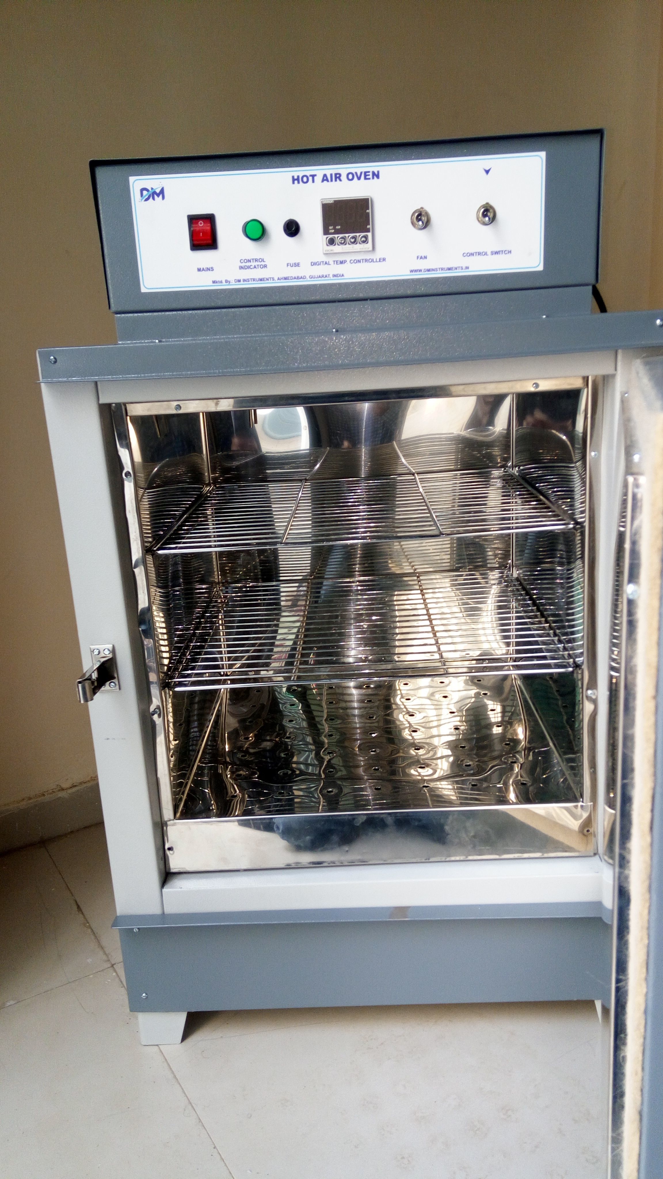 LABORATORY HOT AIR OVEN