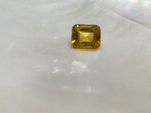 3.95 carat yelolow sapphirre