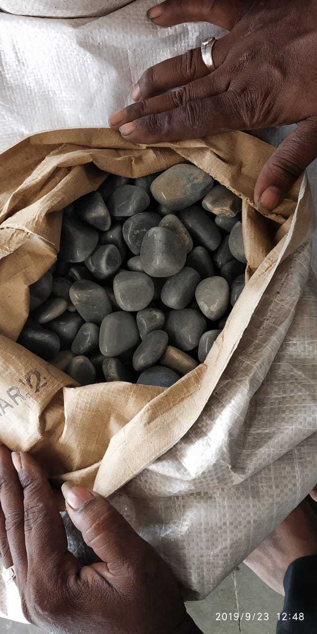 Tumbled stone smokey grey color machine polished pebbles stone