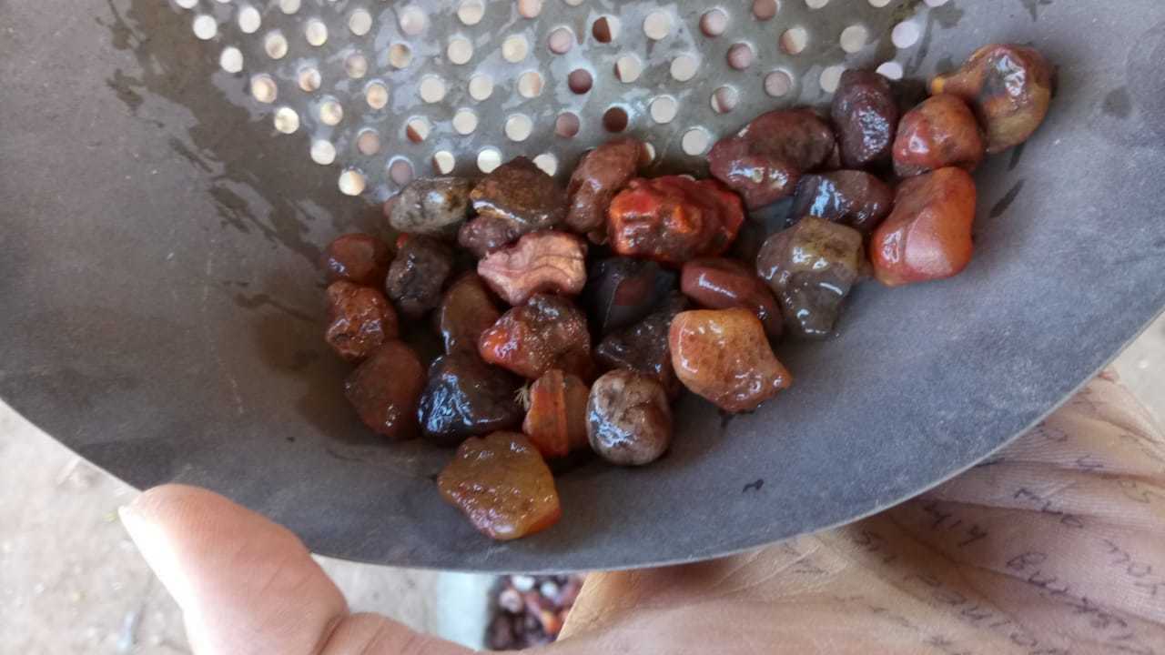 Red carnelian rock stone polished chips and crushed Aggregate healing stone jewelry used