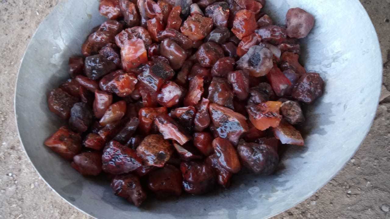 Red rock stone red Carnelian polished chips and cruhed carnalian Aggregate healing stone jewellory used