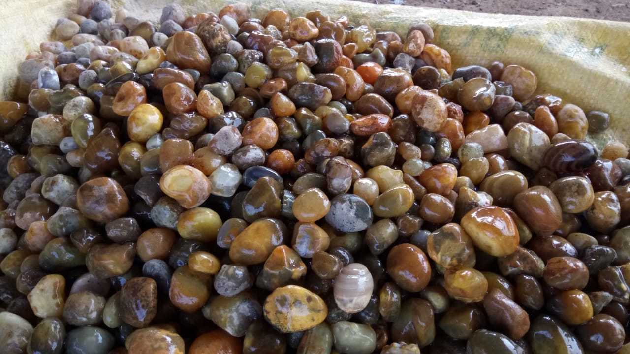 Red carnelian rock stone polished chips and crushed Aggregate healing stone jewelry used