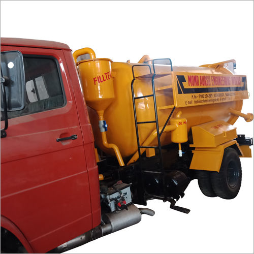 Yellow Chassis Mounted Sewer Cleaning Machine