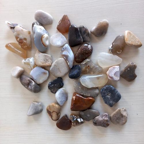 Aquarium decoration for natural stone smooth pebbles and chips