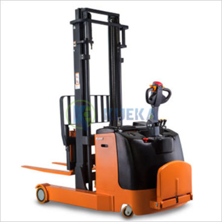 Electric Reach Stacker Application: General Warehouse