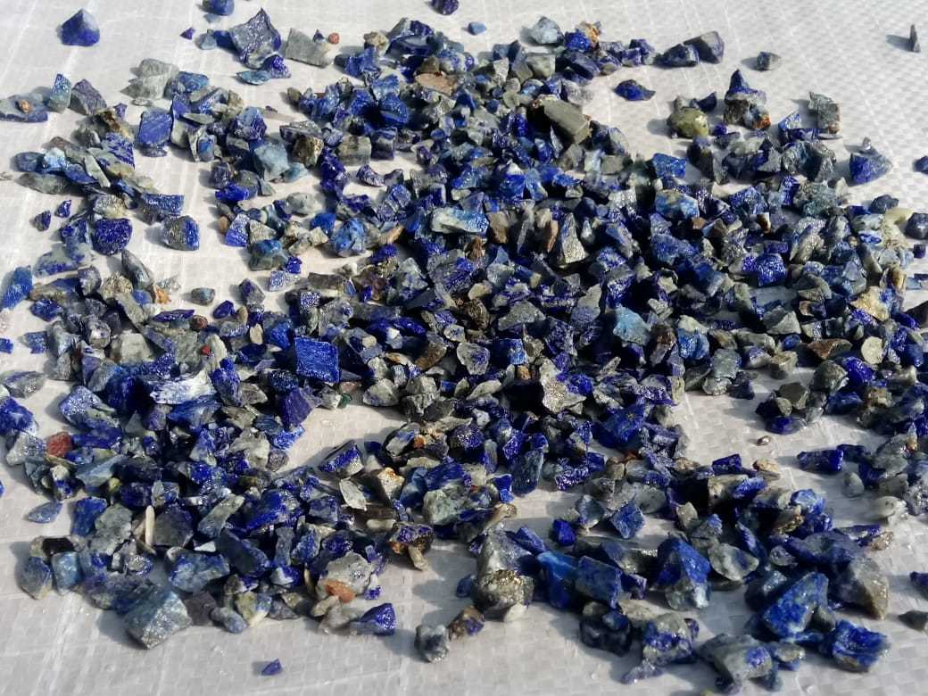 Water Wash Of Semi-Precious Blue La-pis Lazily Crushed Stone Chips GEMSTONE RAW and powder precious cosmetics application used